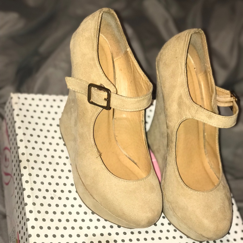 WILD DIVA Tan heels